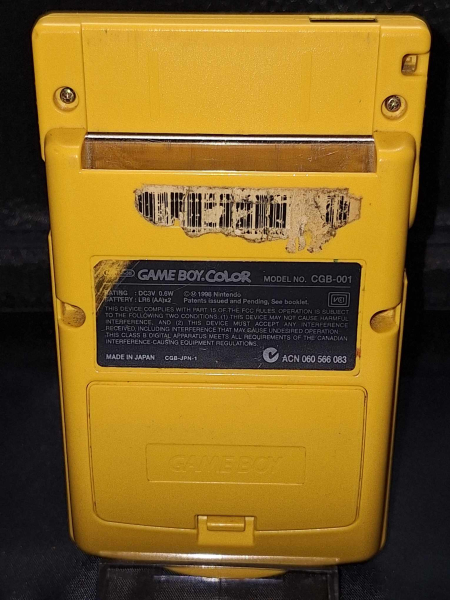 Game Boy Color in Gelb